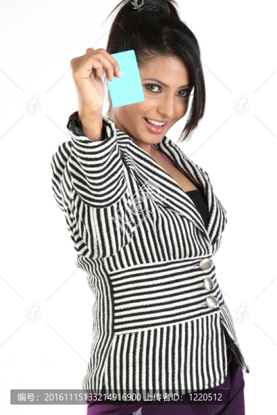 帶有藍(lán)色空白卡的女孩
