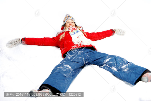 女人在雪中