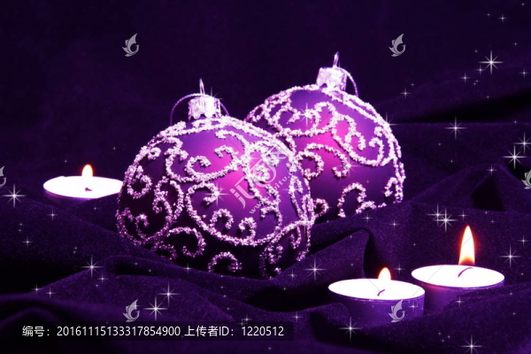 紫羅蘭圣誕球和蠟燭