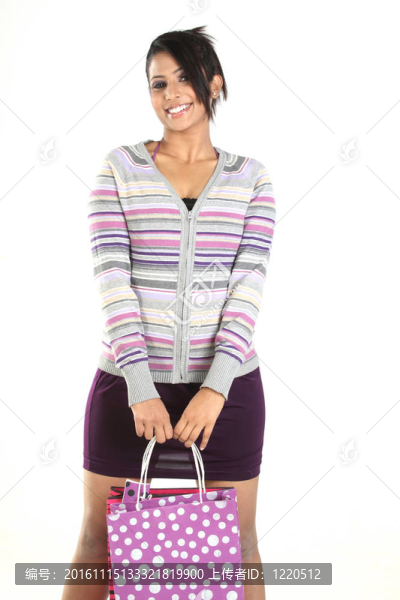帶購物袋的女人
