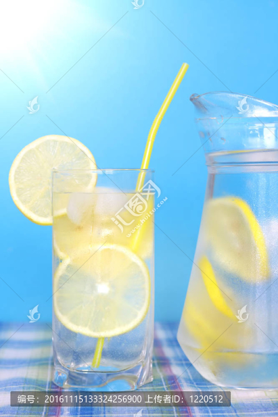 藍色背景的檸檬水