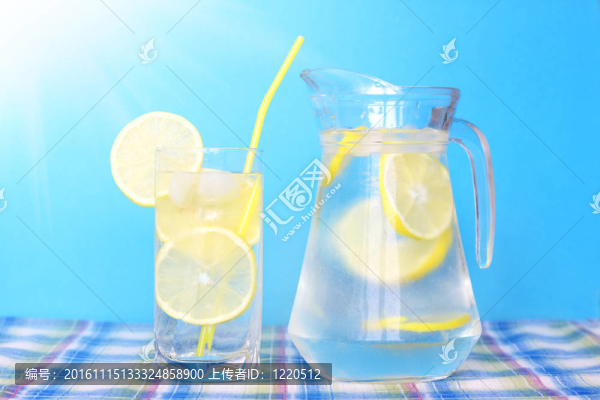 藍色背景的檸檬水