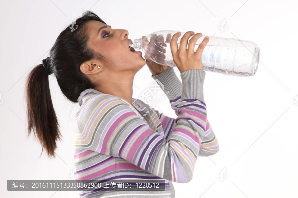 女子的飲用水