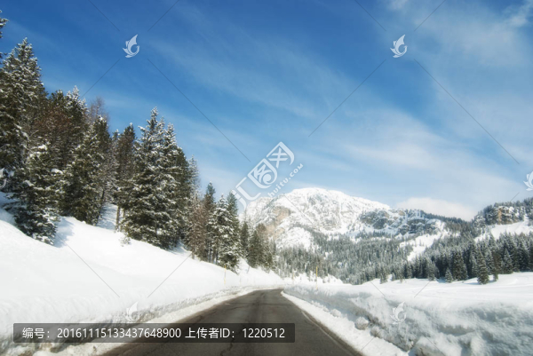 在白云石山脈的雪；意大利