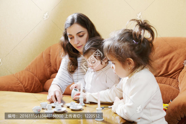 媽媽在家里玩女兒