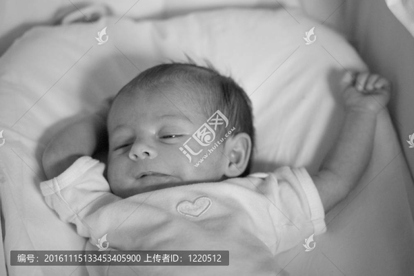 新生女嬰在床上