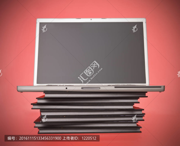 筆記本電腦頂部的書籍