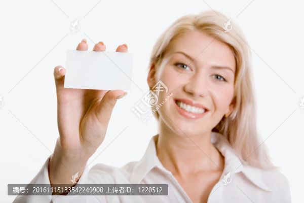 漂亮的女人拿著一張名片