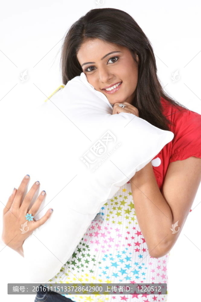 十幾歲的女孩抱著枕頭