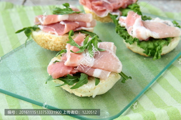 火腿和芝麻菜三明治