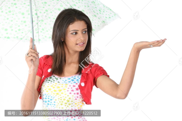 女子拿著雨傘