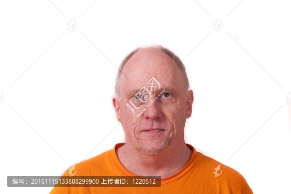 穿橙色襯衫的老禿頭男人
