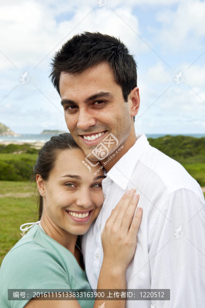 幸福的西班牙夫婦面帶微笑