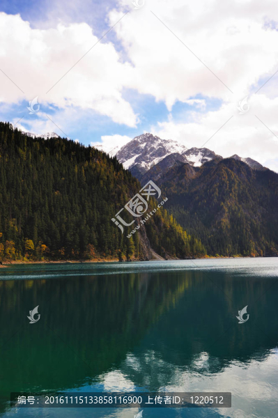 中國九寨溝的森林和湖泊景觀