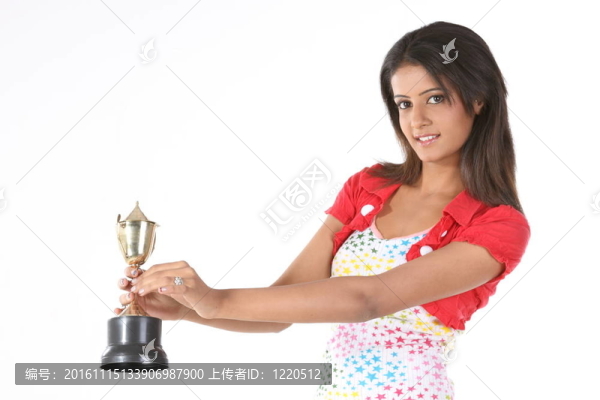 帶著金色獎杯的女人