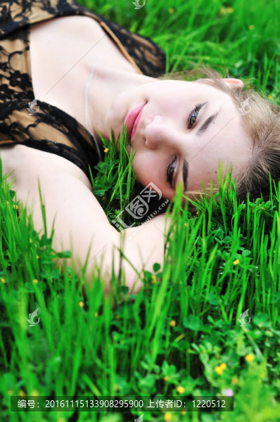 在綠色的草地上休息