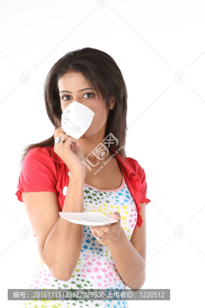 十幾歲的女孩拿著咖啡杯