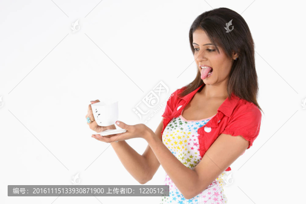 女子拿著咖啡杯
