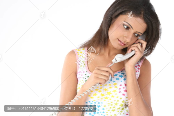 少女與電話接收器