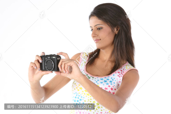 帶數(shù)碼相機的女人