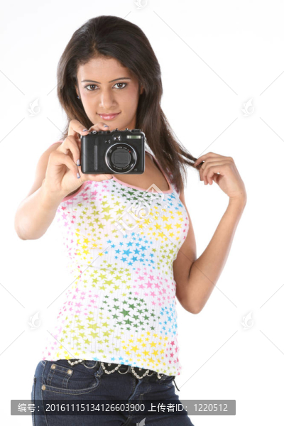 帶數(shù)碼相機的女人