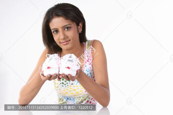 抱著嬰兒鞋的女人