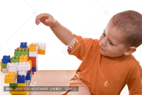 男孩玩積木