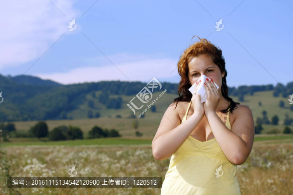 黑發(fā)女人具有自然界中花粉過(guò)敏-匯圖網(wǎng) www.fosd68.com 黑發(fā)女人具有自然界中花粉過(guò)敏