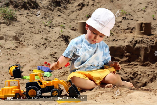 小孩子玩沙