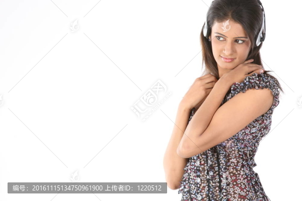 女人聽音樂