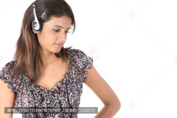 女人聽(tīng)音樂(lè)