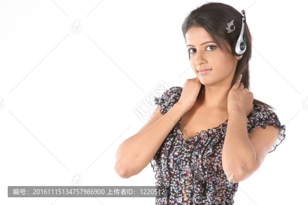 女人聽(tīng)音樂(lè)