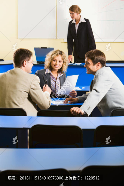 在發(fā)布會(huì)上的談話-匯圖網(wǎng) www.fosd68.com 在發(fā)布會(huì)上的談話