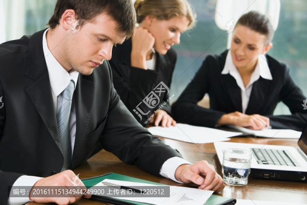 自信的經(jīng)理-匯圖網(wǎng) www.fosd68.com 自信的經(jīng)理