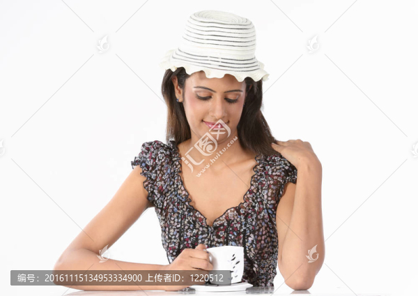 戴著咖啡帽子的女人