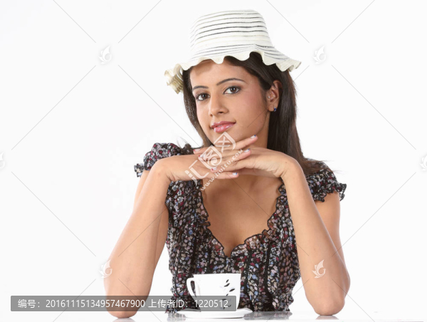 戴著咖啡帽子的女孩