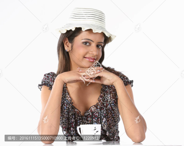 戴著咖啡帽子的女孩