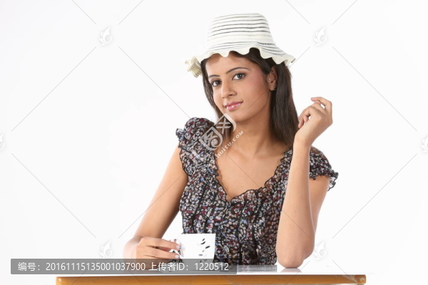 戴著咖啡帽子的女人