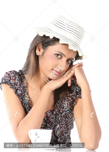 戴著咖啡帽子的女人