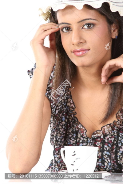 十幾歲的女孩，帽子上有咖啡