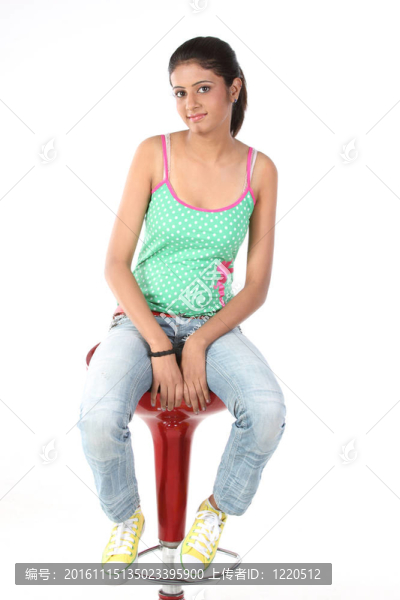 坐在椅子上的女孩