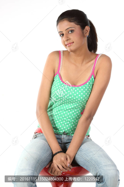 美麗的女孩坐在椅子上