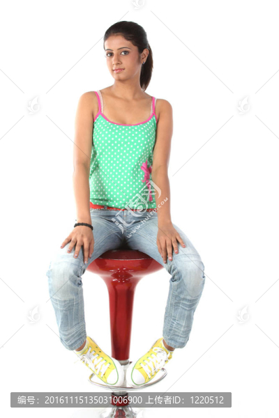 美麗的女人坐在椅子上