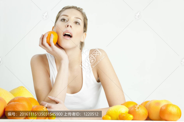 年輕婦女與柑橘水果肖像