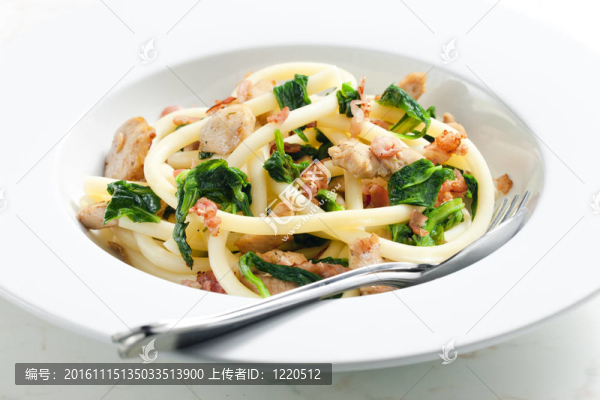 火雞肉和菠菜通心粉