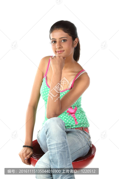 美麗的女人坐在椅子上