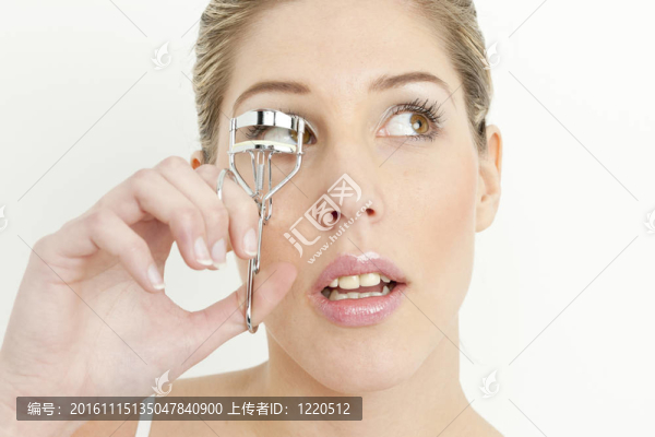 年輕女人做睫毛的肖像