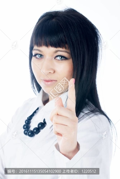 迷人的年輕女子用手指向上