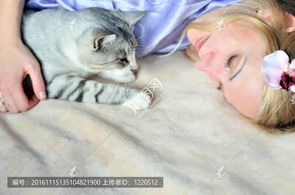 和她的寵物的女人