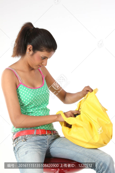 十幾歲的女孩在她的包里搜索